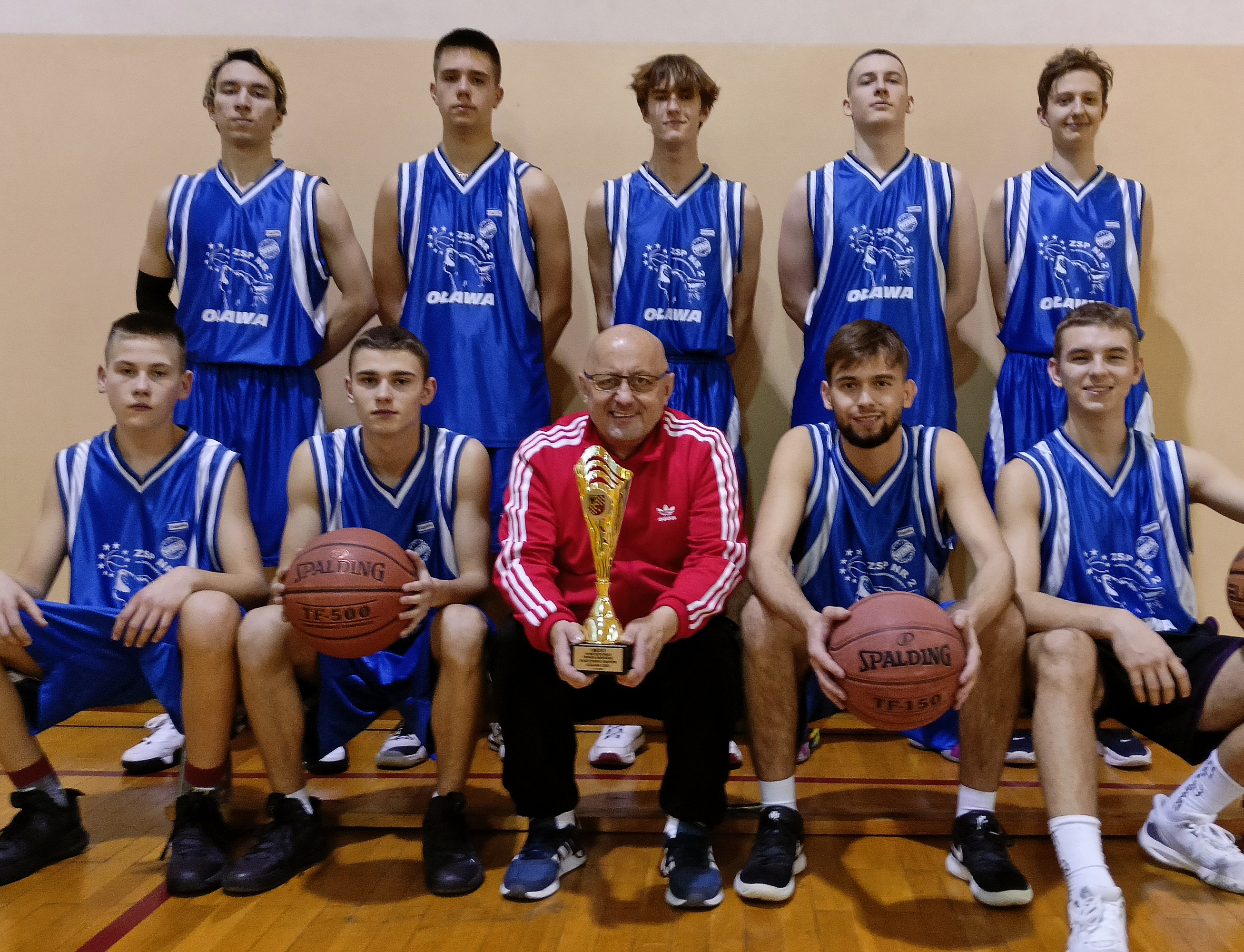 Koszykarska druzyna z mistrzowskim pucharem rok szkolny 2022-23